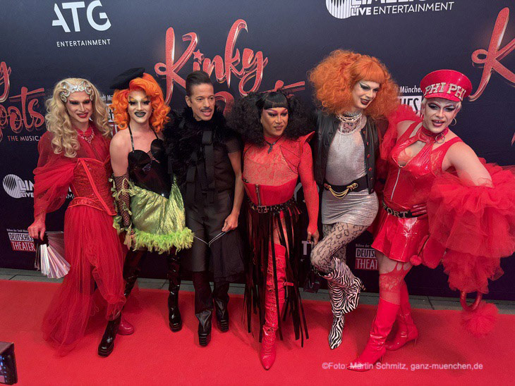 Jorge Gonzales auf dem Red Carpet vor der Premiere von Kinky Boots im Deutschen Theater am 29.10.2025 (@Foto: Martin Schmitz) 